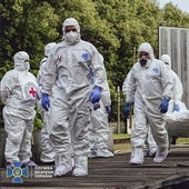 Miembros del equipo especial ucraniano asistiendo a la repatriación de los cuerpos de soldados caídos .