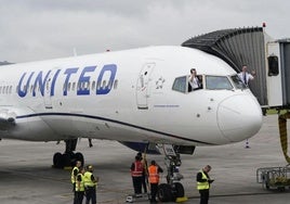 Los pilotos del vuelo inaugural Nueva York-Bilbao saludan por las ventanillas de la cabina, el pasado 1 de junio.