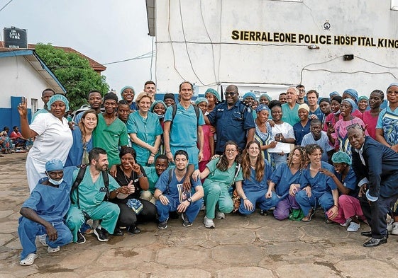 Ramírez posa a las puertas del hospital con el personal que le ayuda en su labor en Sierra Leona.