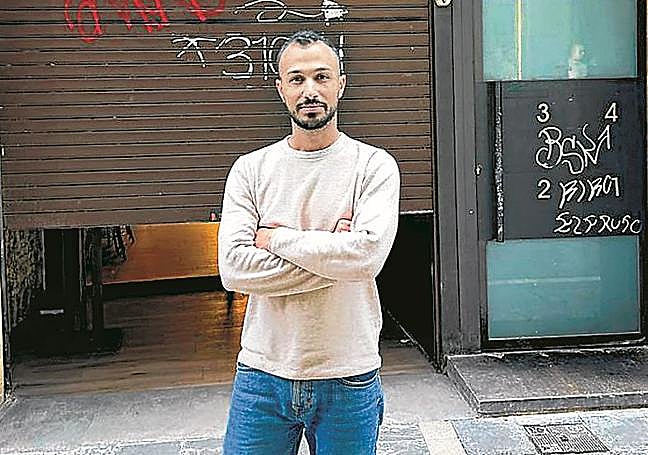 Abdo posa en la puerta de su bar, en el casco viejo de Pamplona.