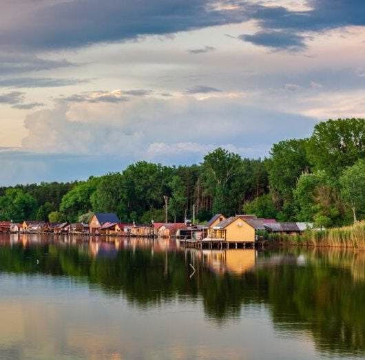 Descubre Bokod, el pueblo húngaro que flota sobre un lago espectacular