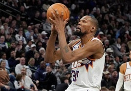 Kevin Durant en un partido con su ya exequipo Phoenix Suns