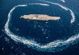 Lanchas de la Guardia Revolucionaria Iraní rodean un portaaviones en un simulacro militar en el Estrecho de Ormuz en 2020.