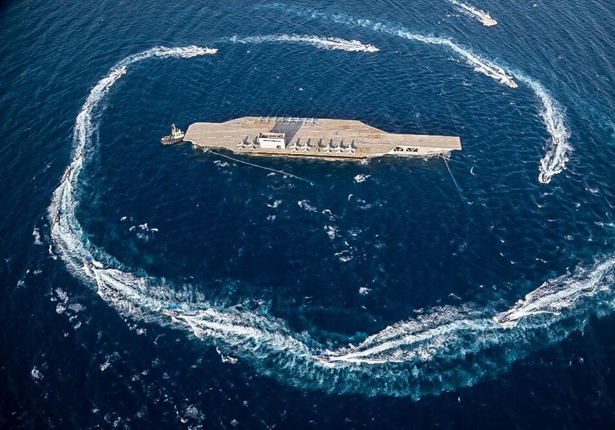 Lanchas de la Guardia Revolucionaria Iraní rodean un portaaviones en un simulacro militar en el Estrecho de Ormuz en 2020.