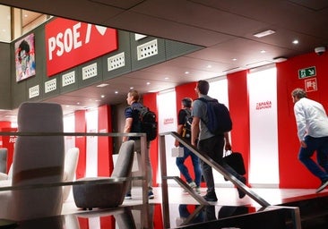 Agentes de la Guardia Civil, en la sede del PSOE.