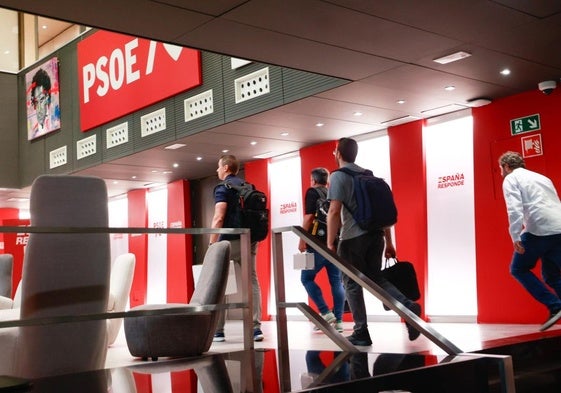 Agentes de la Guardia Civil, en la sede del PSOE.