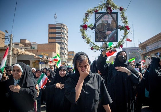 Varias mujeres lloran en un funeral celebrado hace tres días en Irán por la muerte de varias personas tras los bombardeos de Israel.