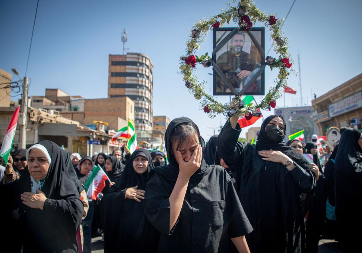 Varias mujeres lloran en un funeral celebrado hace tres días en Irán por la muerte de varias personas tras los bombardeos de Israel.