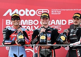 Manu González, entre Albert Arenas y Arón Canet.