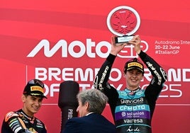 Máximo Quiles celebra su victoria en el podio de Mugello..