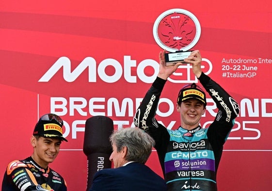 Máximo Quiles celebra su victoria en el podio de Mugello..