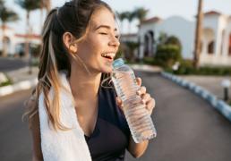 Estas son las bebidas que te hidratan más que el agua y que deberías tomar todos los días para combatir el calor