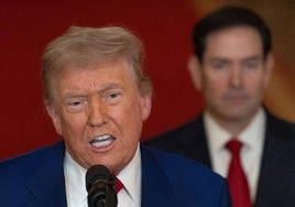 El presidente estadounidense, Donald Trump, pronuncia un discurso a la nación con su secretario de Estado, marco Rubio, al fondo.