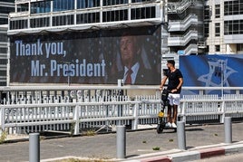 El presidente estadounidense Trump aparece en una valla publicitaria gigante en Tel Aviv.