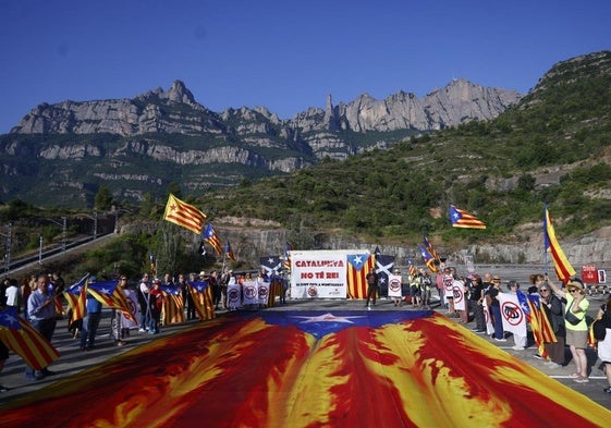 200 activistas despliegan una gran bandera independentista por la visita de los Reyes a Montserrat