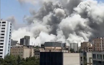 El humo de las explosiones se eleva sobre las calles de Teherán.