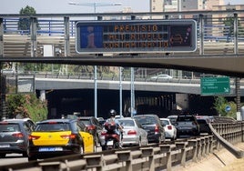Una pantalla avisa en Barcelona de un episodio de alta contaminación.