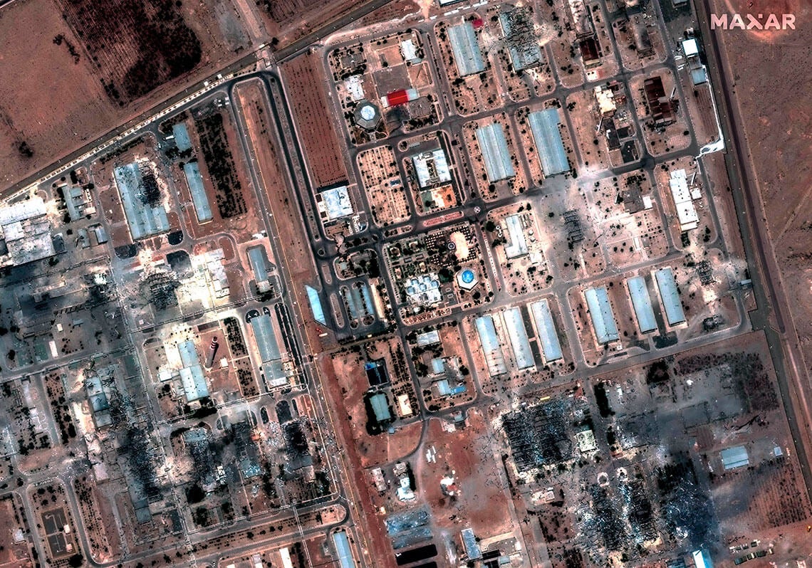 Imagen después - Centro de Tecnología Nuclear de Isfahan antes y después del bombardeo estadounidense.