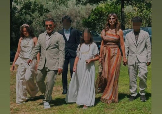 Alejandro Sanz y su exmujer Raquel Perera, con los cuatro hijos del cantante.