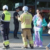 Bomberos este lunes en el hospital La Fe.