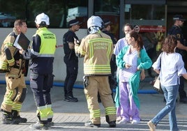 Bomberos este lunes en el hospital La Fe.