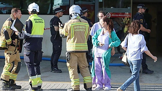 Una paciente muerta y ocho sanitarios intoxicados por un incendio intencionado en un psiquiátrico de Valencia