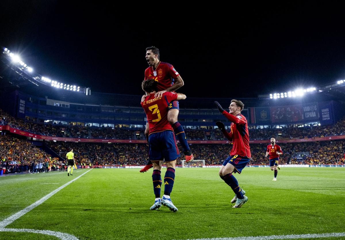 Los jugadores de la selección española celebran el gol de Le Normand que abrió el triunfo de La Roja en su última visita a Valladolid.