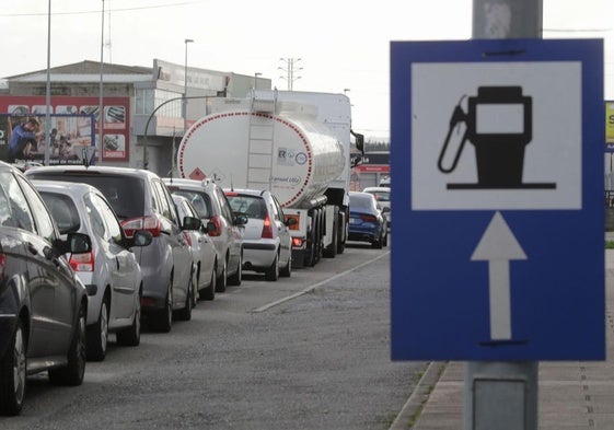 El Gobierno quiere prohibir la publicidad de combustibles y equipararlos al tabaco