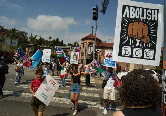 Un grupo de personas se manifiesta en Los Ángeles contra las redadas migratorias del ICE.