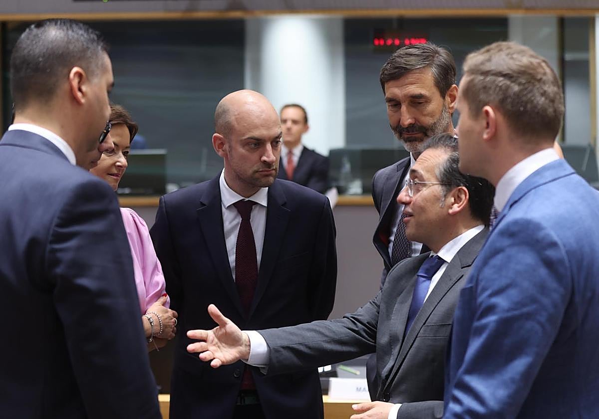 Albares conversa con otros ministros de Exteriores durante la reunión de este lunes en Bruselas.