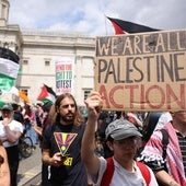 Consignas en favor de la organiación Palestine Action en una manifestación en el centro de Londres.