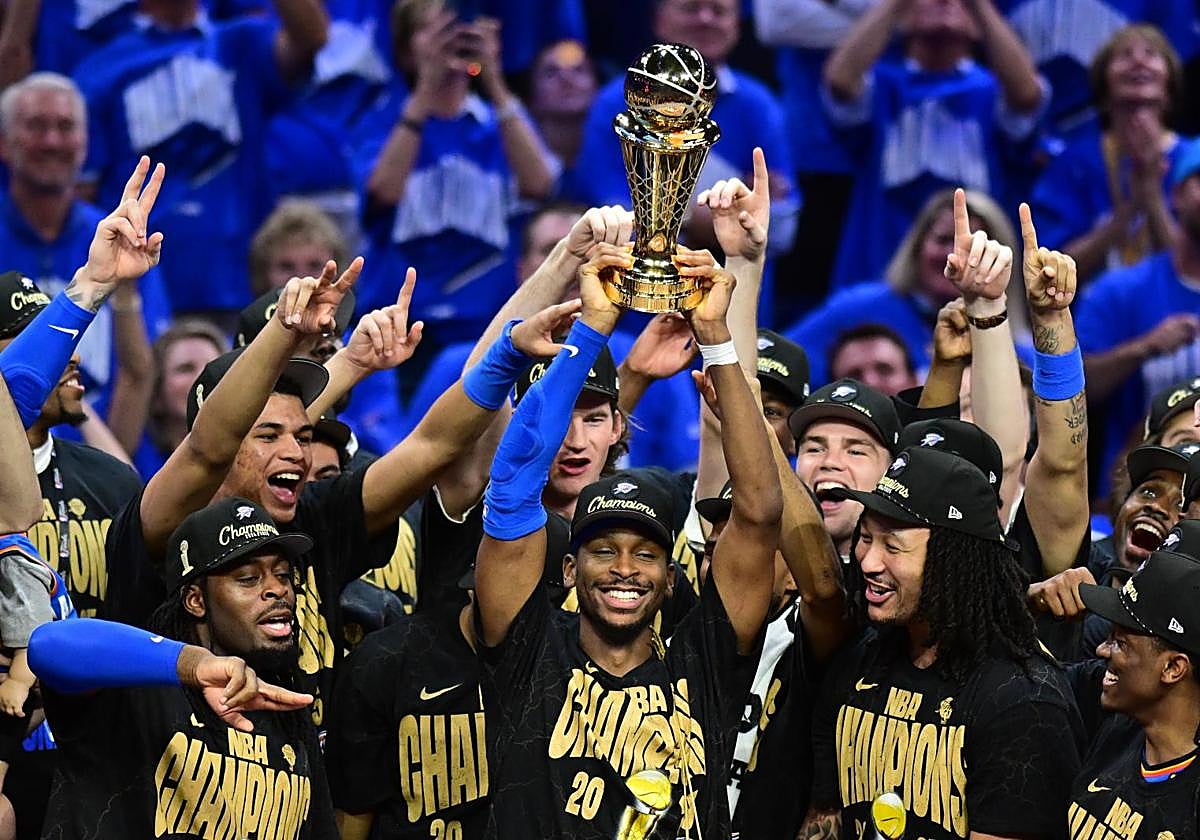 Shai Gilgeous-Alexander levanta el trofeo de campeones de la NBA