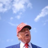El presidente de EE UU, Donald Trump, conversa con periodistas.