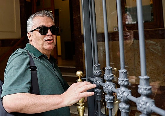 Santos Cerdán a la entrada de su casa en Madrid