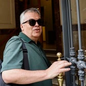 Santos Cerdán a la entrada de su casa en Madrid