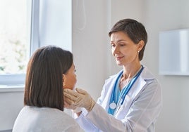 Una doctora de familia revisa el estado de salud de una paciente.