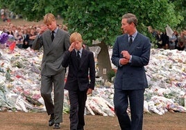 Imagen de archivo del entonces príncipe Carlos con sus hijos tras la muerte de Lady Di.