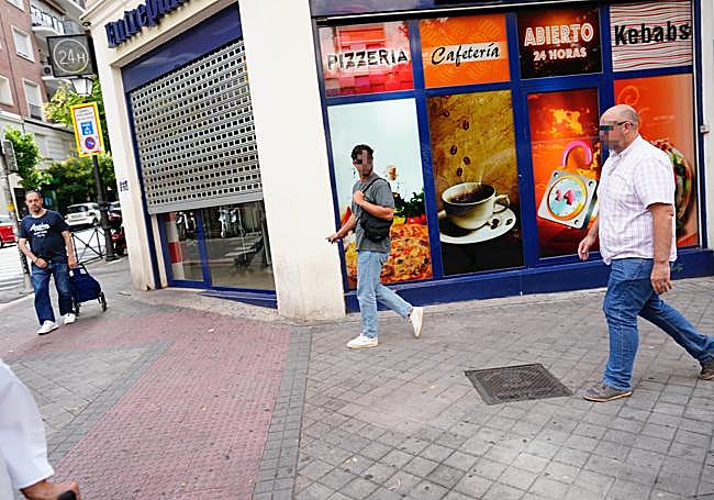 Imagen de dos de los agentes saliendo de casa de Cerdán.
