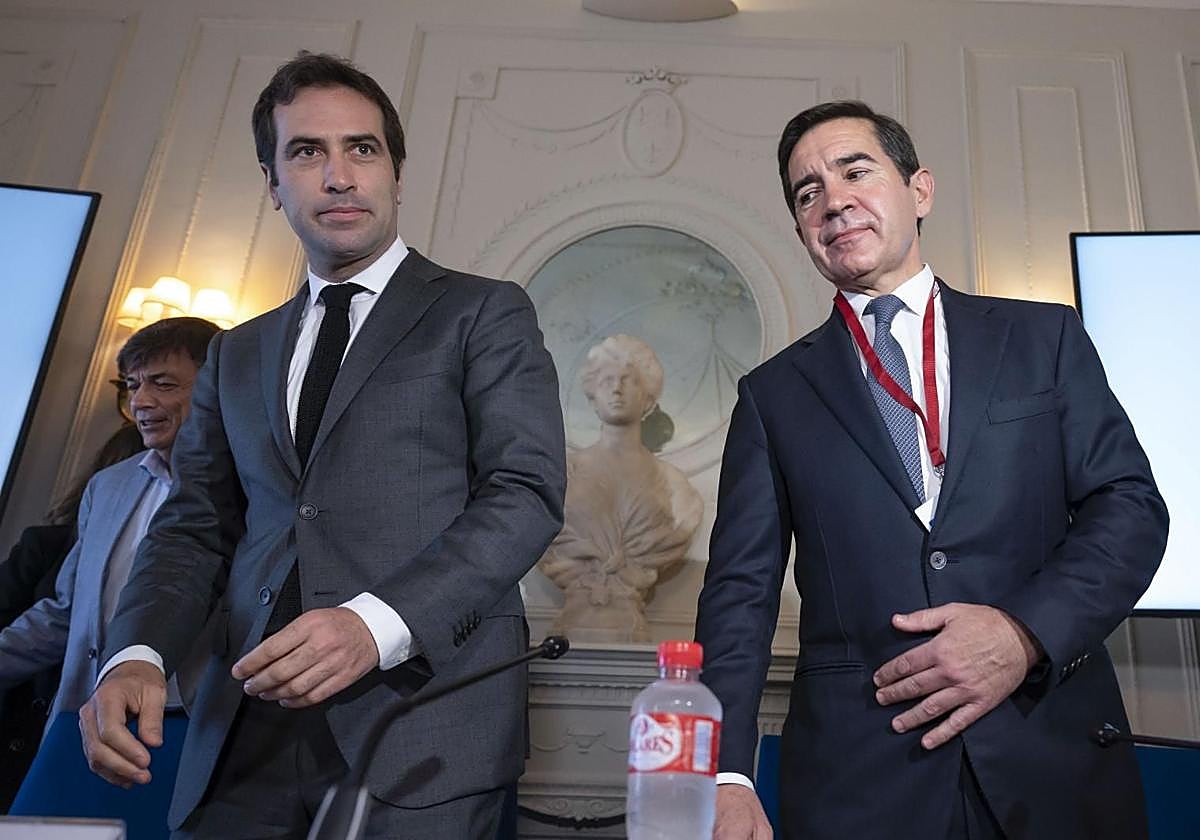El ministro de Economía, Carlos Cuerpo, junto al presidente del BBVA, Carlos Torres.