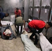 Palestinos identifican los cadáveres de fallecidos por ataques israelíes contra centros de ayuda en Gaza.