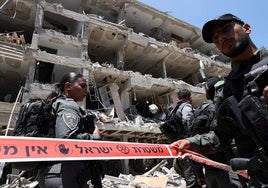 Soldados israelíes acordonan un edificio destruido por un misil iraní.