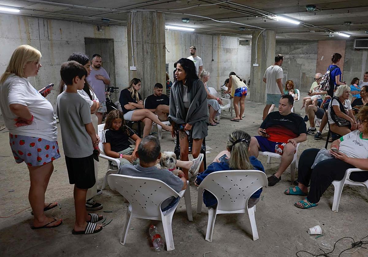 Israelíes en un refugio antiaéreo de Tel Aviv durante los bombardeos previos a la entrada en vigor de la tregua.
