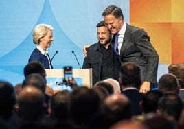 Von der Leyen y Rutte participaron en un foro junto al presidente ucraniano, Volodímir Zelenksi, en los márgenes de la cumbre de La Haya.