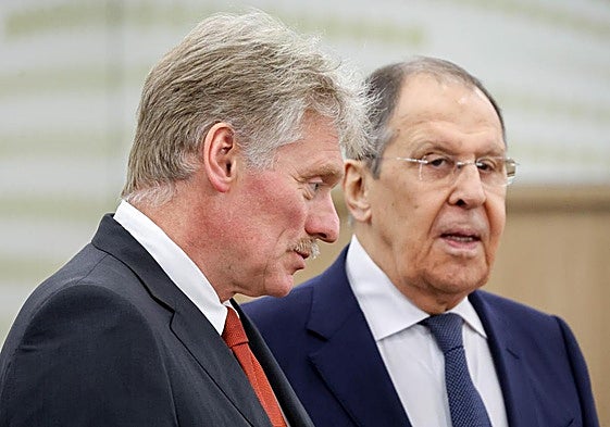 El portavoz del Kremlin, Dmitri Peskov, y el ministro de Exteriores ruso, Serguéi Lavrov, en una imagen de archivo.