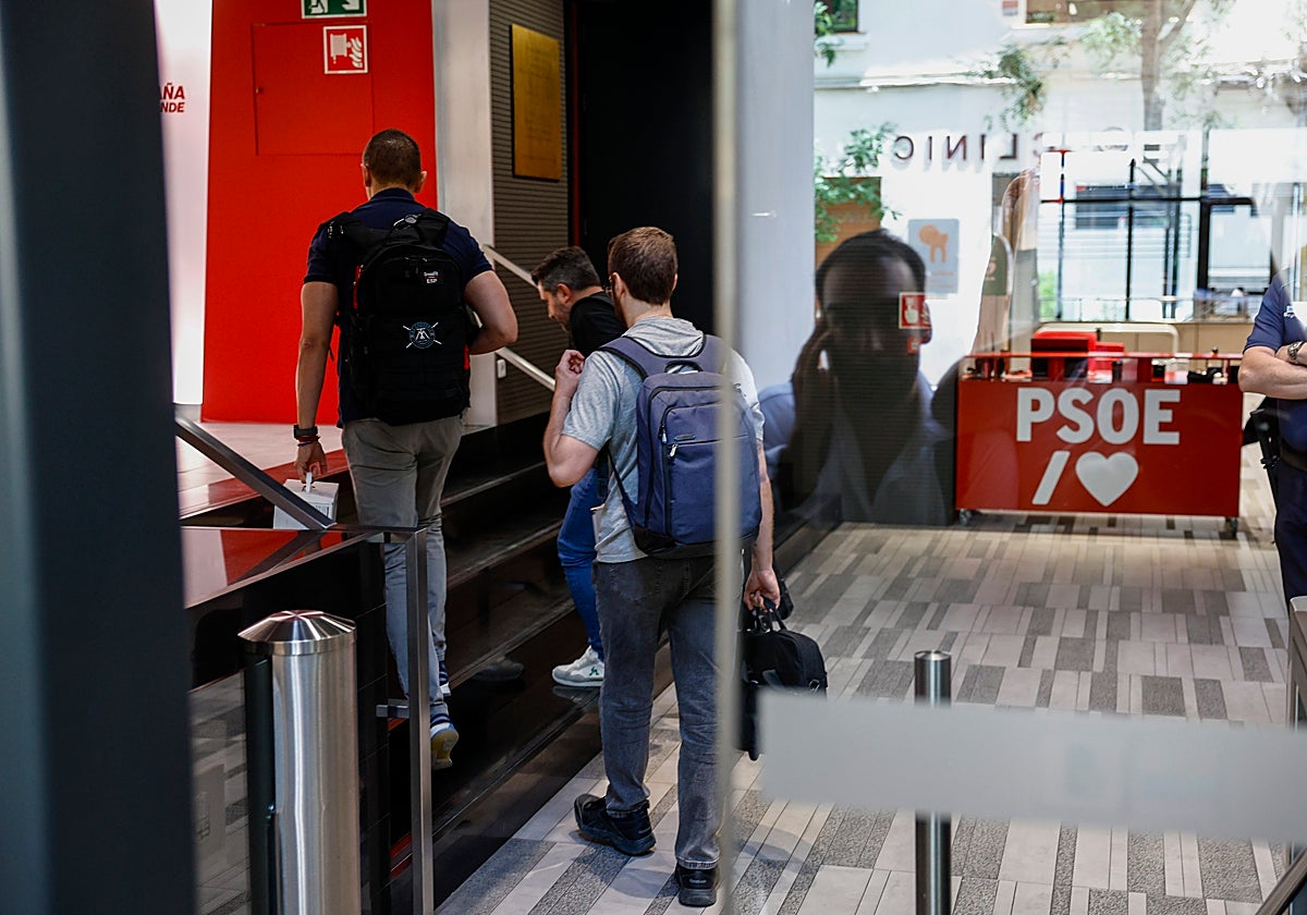 Los agentes de la UCO el pasado viernes entran en la sede de Ferraz para clonar los mails de Cerdán