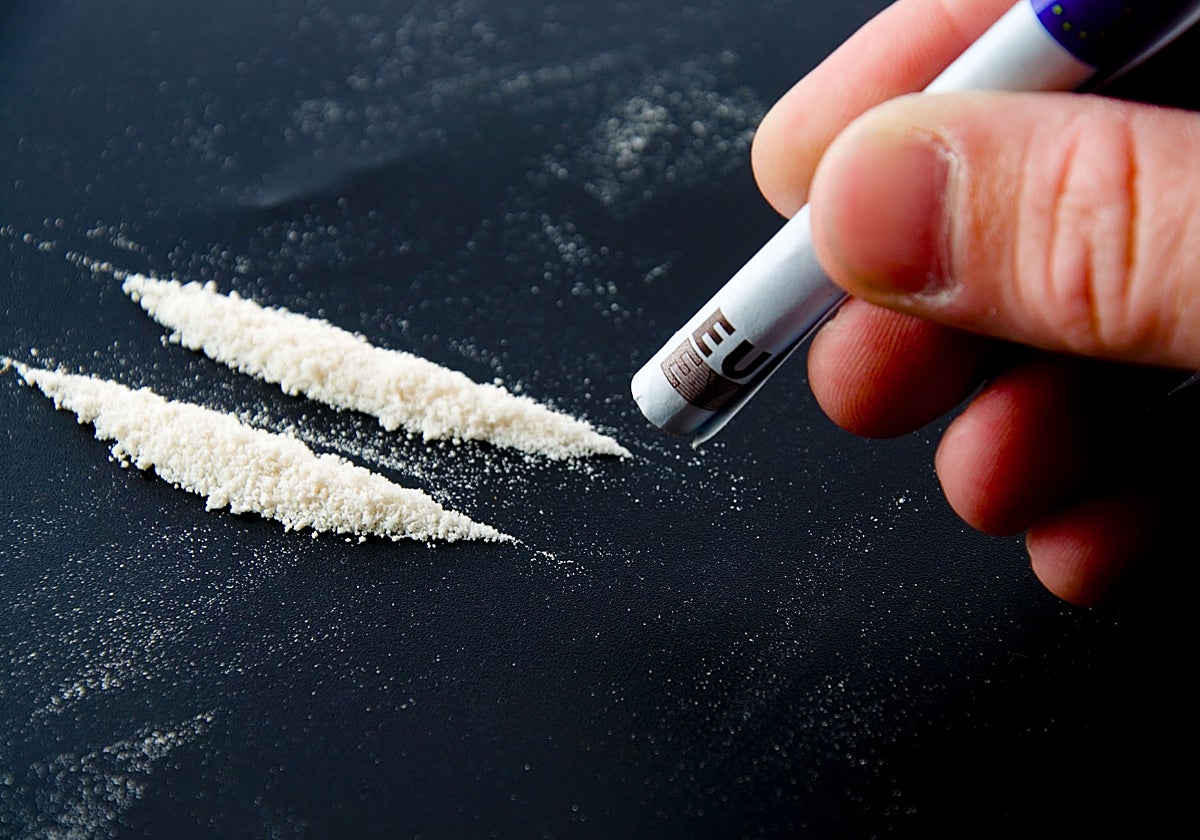 Un hombre se dispone a esnifar unas rayas de cocaína.