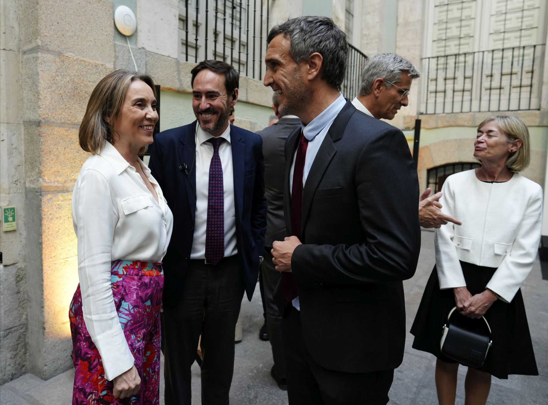 La secretaria general del PP, Cuca Gamarra, charla con el director general editorial y de comunicación de Vocento, Fernando Belzunce