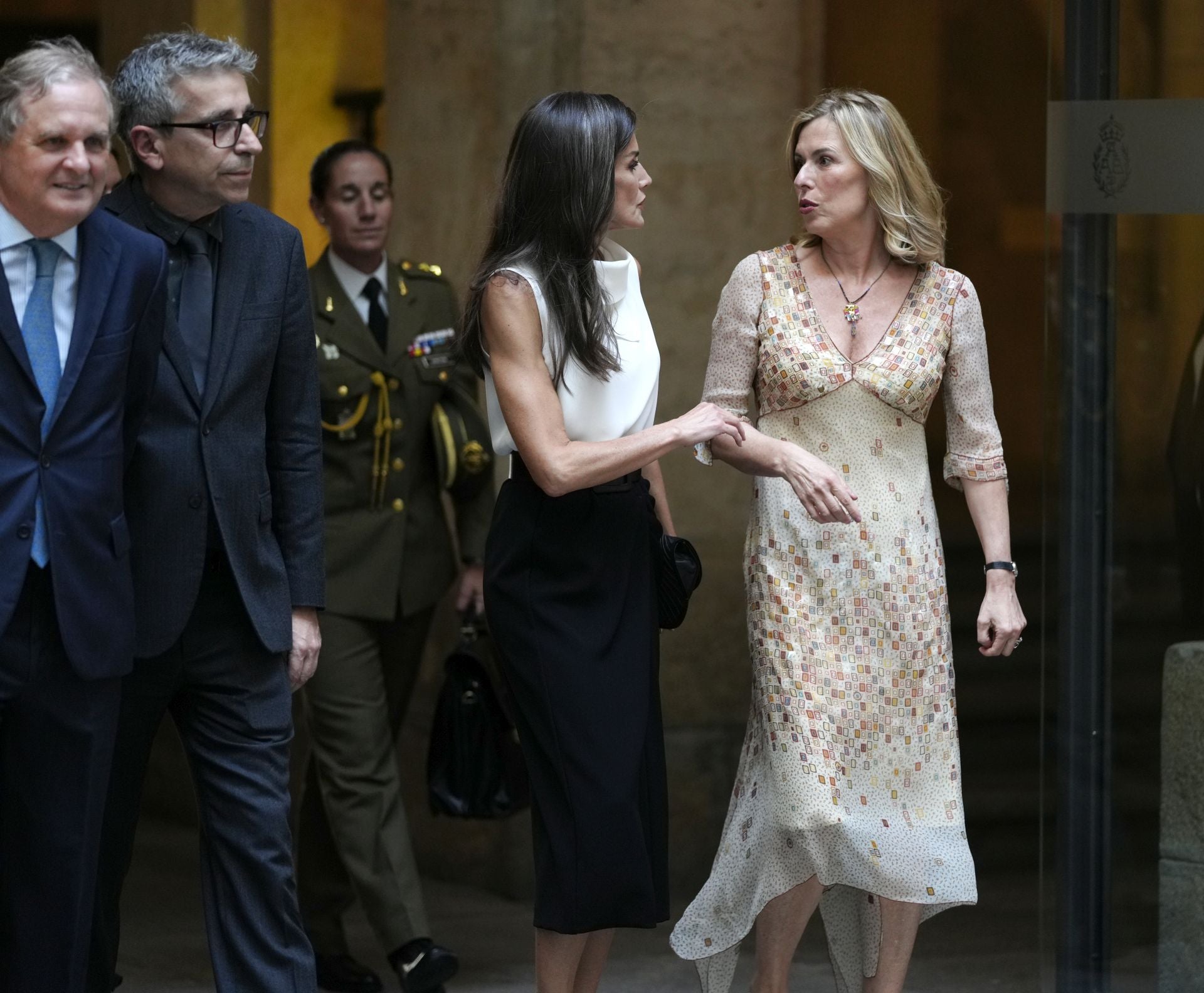 La reina Letizia junto a la directora de XLSemanal, Mar Cohnen