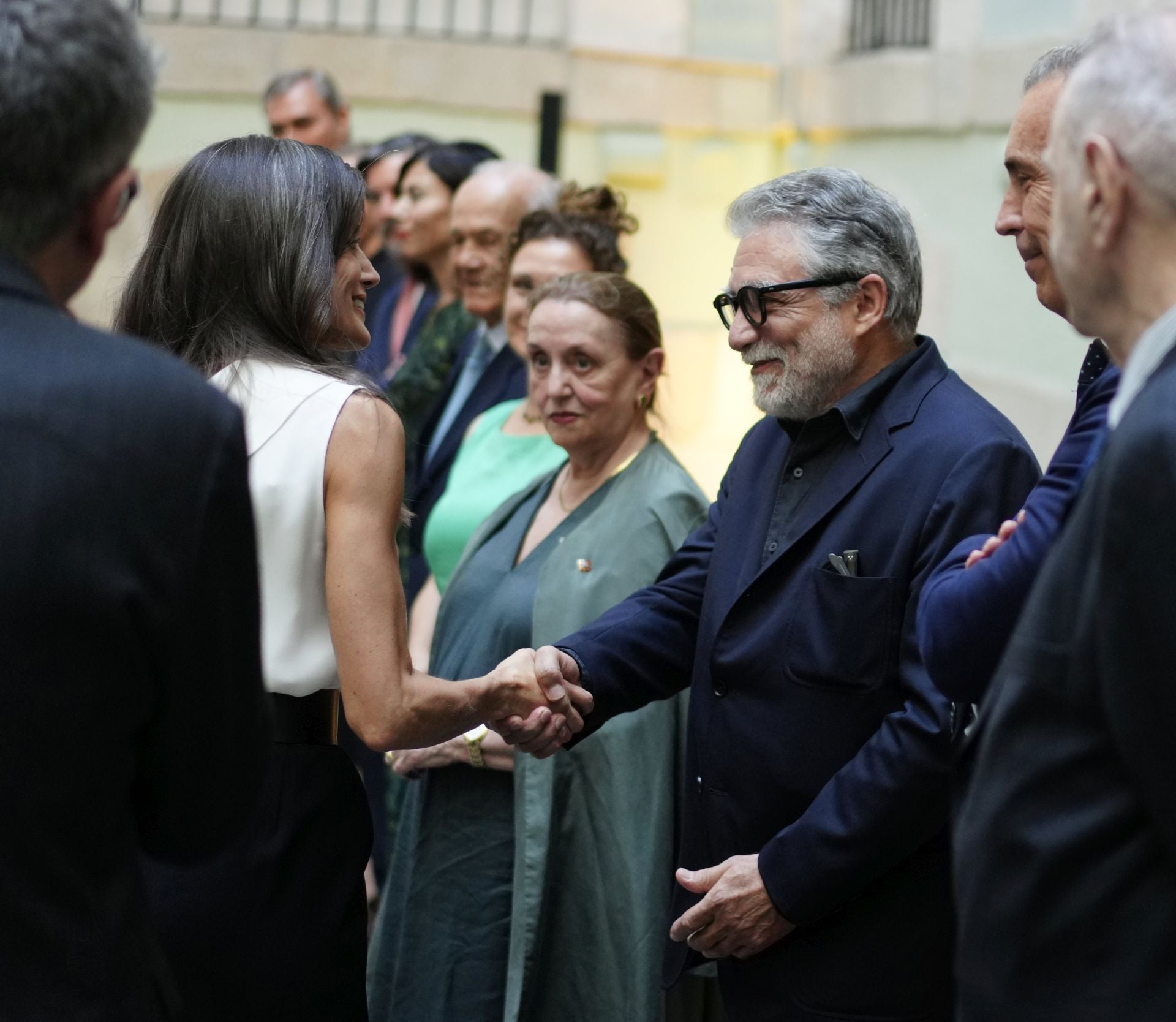 La Reina saluda al escultor Jaume Plensa, uno de los premiados de la gala