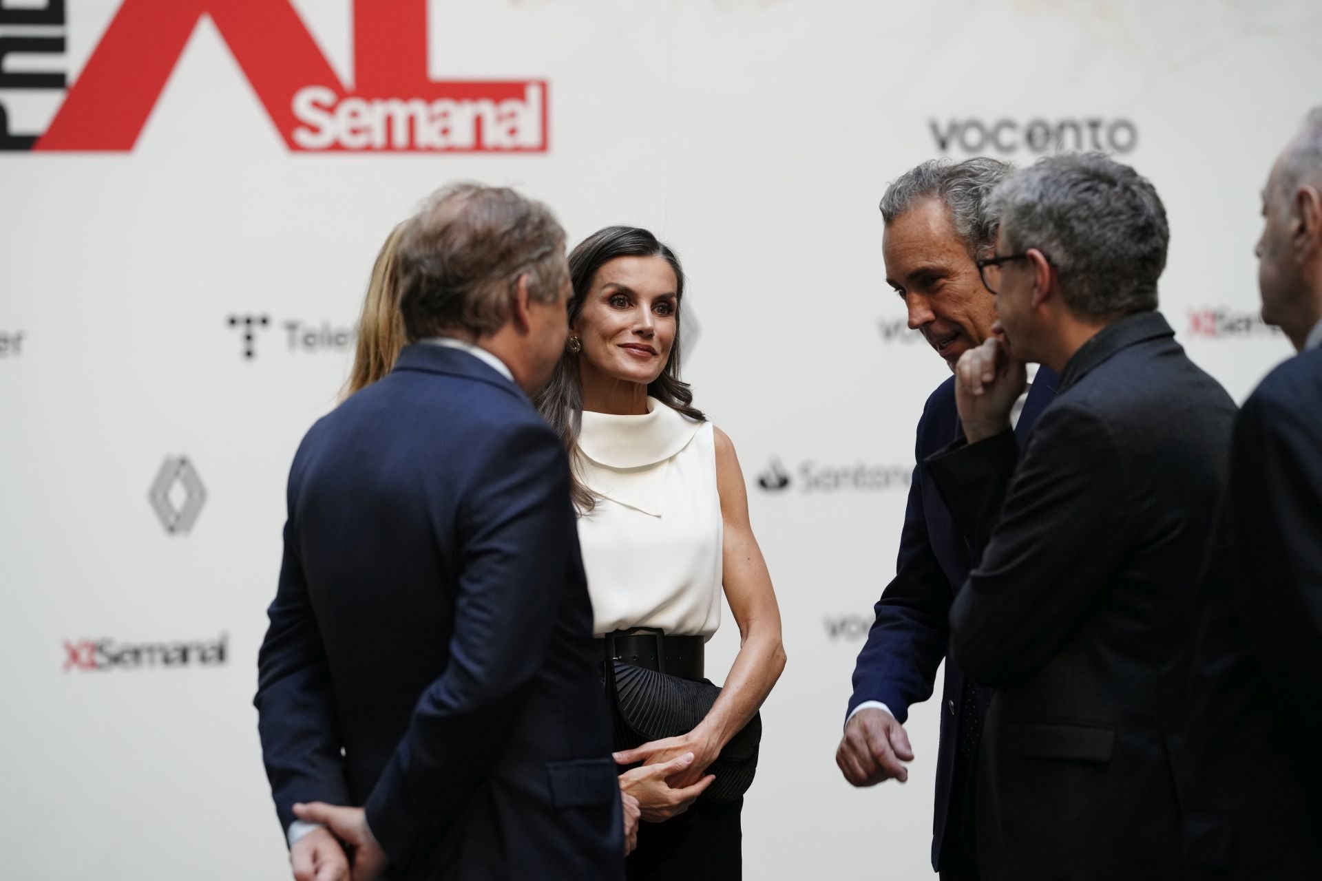 La reina Letizia habla con el presidente de Vocento, Ignacio Ybarra, el CEO de Vocento, Manuel Mirat